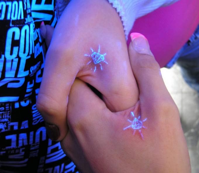 情侣手部爱情见证小小的荧光钻石纹身图案