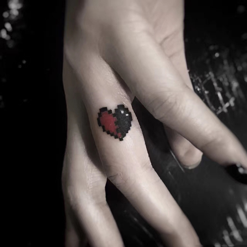 手指可爱的心形纹身图案