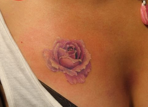 胸部紫色的玫瑰纹身图案
