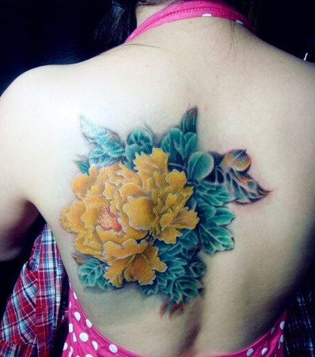 美女背部好看的黄色牡丹花纹身图案