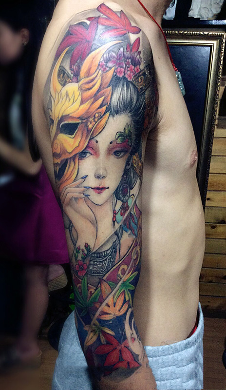 手臂美丽的艺妓枫叶彩绘纹身图案