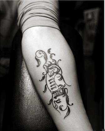 男人手臂藤蔓字母刺青图案