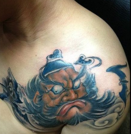 男性肩膀处权威的钟馗纹身图案