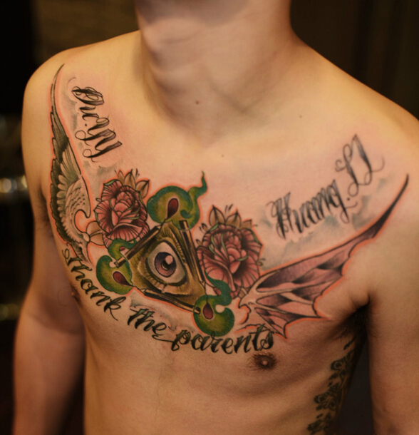 男人胸部上帝之眼和字母花卉纹身图案