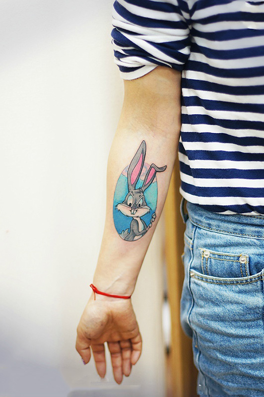 手臂童话中的小可爱兔八哥卡通纹身图案