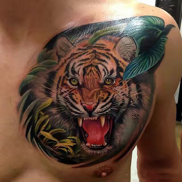 胸部写实老虎植物彩绘纹身图案