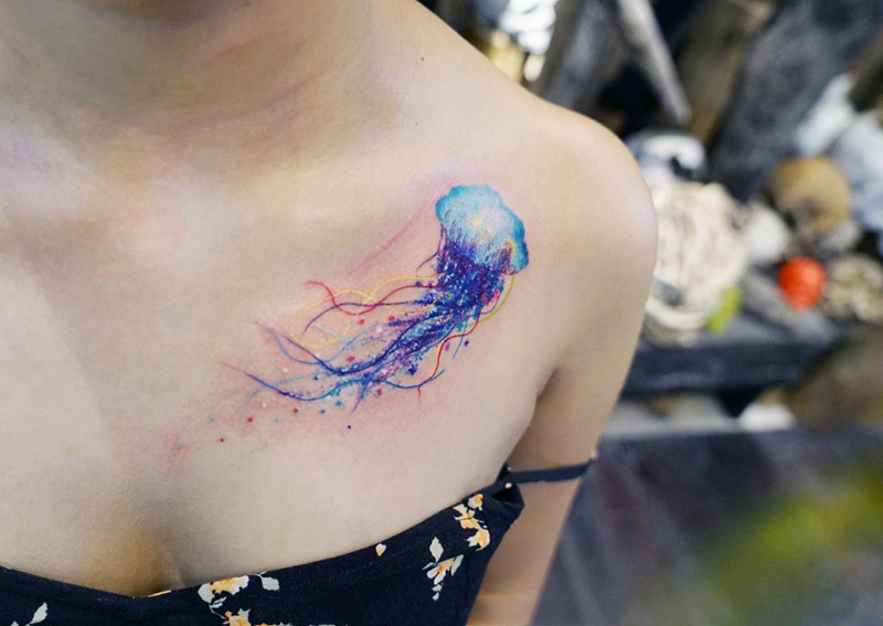美女锁骨炫彩水母纹身图案