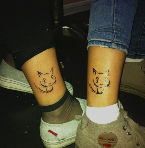 情侣脚踝上可爱的小猫咪纹身图案