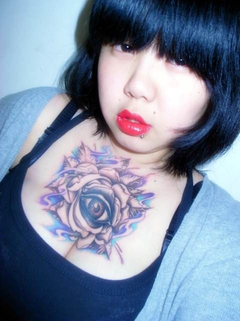 美女胸部玫瑰花上的眼睛纹身图案