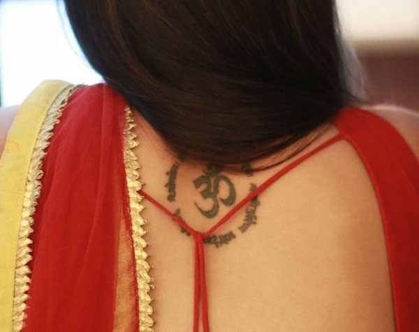 美女背部好看的梵文纹身图案