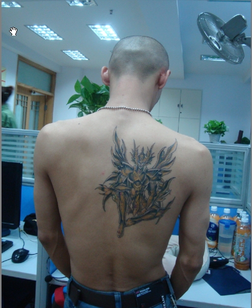 男性背部圣斗士山羊座神衣纹身图案