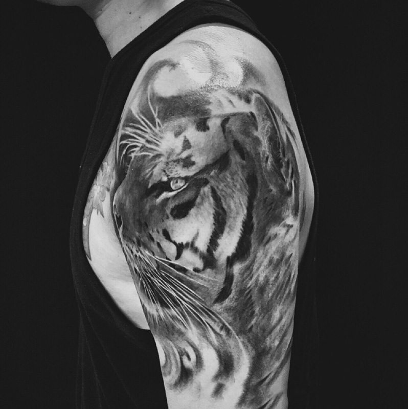手臂写实的老虎头个性纹身图案