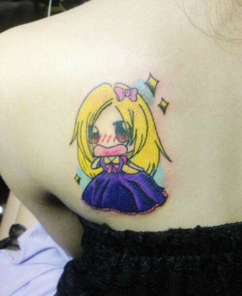 背部彩色可爱的卡通小女孩纹身图案