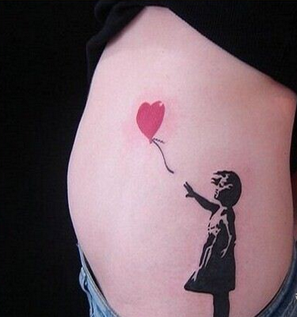 美女腰间创意的心形气球和人像纹身图案