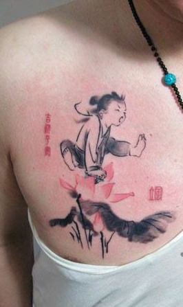 胸部经典的水墨莲花孩童纹身图案