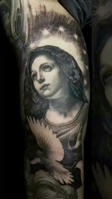 手臂慈爱世人的圣母肖像纹身图案