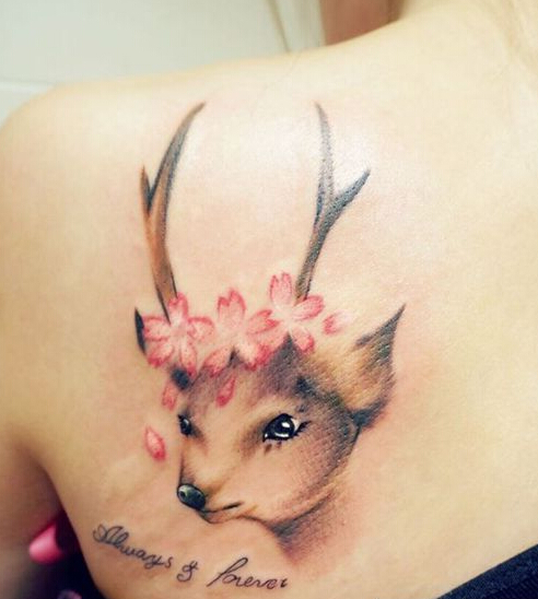 肩部唯美的小鹿花朵字母彩色纹身图案