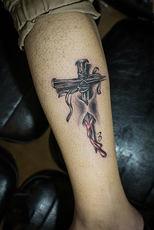 小腿刻骨铭心的十字架3d纹身图案