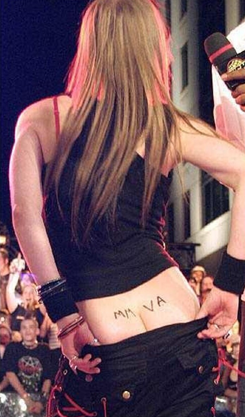 朋克魔女艾薇儿个性后腰字母纹身图案