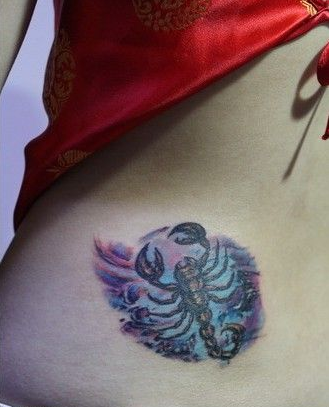 腰部剧毒蝎子彩绘纹身图案