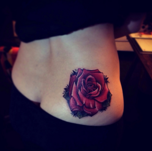 美女臀部鲜艳的玫瑰花纹身图案