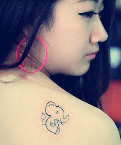 美女背部可爱小象纹身图案