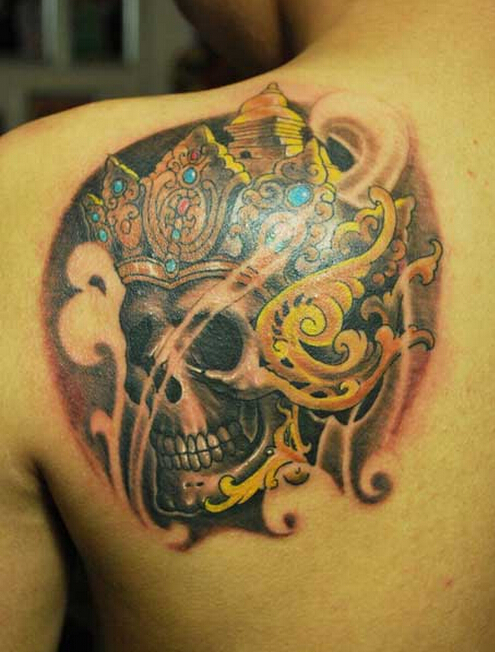 背部嘎巴拉皇冠彩色纹身图案