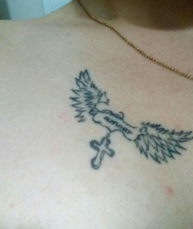 胸部十字架与翅膀黑色纹身图案
