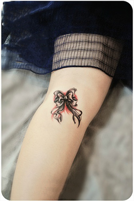 女生腿部蝴蝶结个性纹身图案