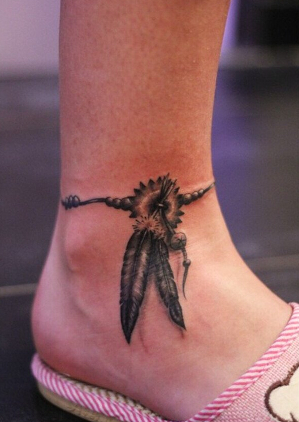 女性脚踝脚链羽毛纹身图案