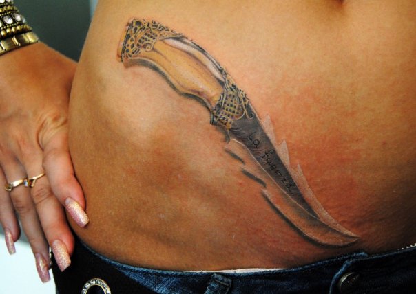 女性腹部匕首3D纹身图案