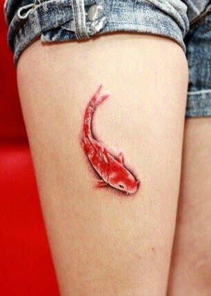 腿部漂亮的3d红色鲤鱼纹身图案