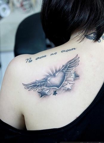 女人背部时尚的黑白心形翅膀字母纹身图案