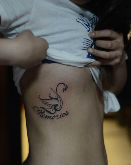 女生腰部天鹅图腾字母纹身图案