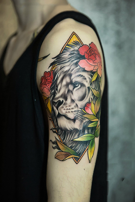 手臂狮子鲜花彩绘纹身图案