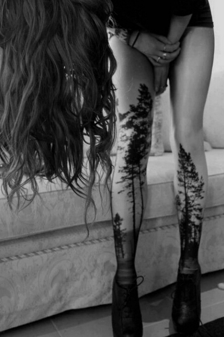 长发女性腿部写实的树木纹身图案