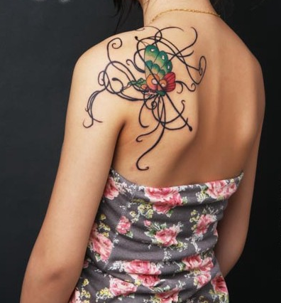 肩背上漂亮的蝴蝶藤蔓纹身图案