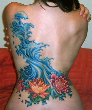 女性腰部莲花海浪彩色纹身图案