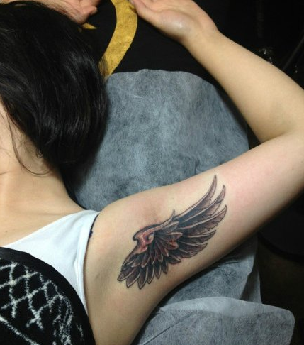 女生腋下手臂一款翅膀纹身图案