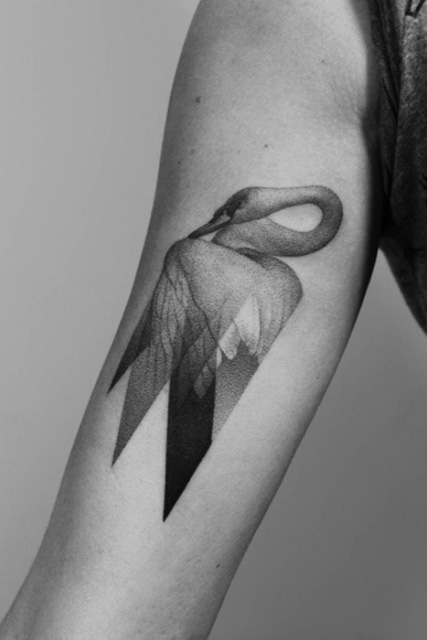 手臂好看的几何天鹅点刺纹身图案