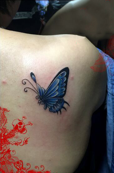 背部蓝色的蝴蝶炫彩纹身图案