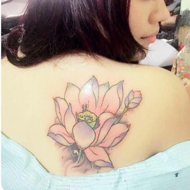 女生背部清新淡雅的莲花彩绘纹身图案