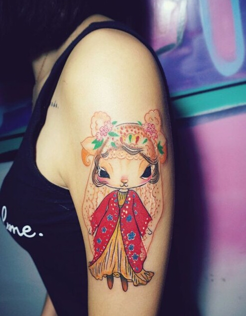 美女手臂上可爱的洋娃娃卡通纹身图案