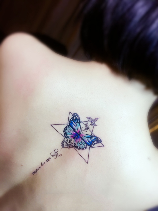 后背个性彩绘蝴蝶几何纹身图案
