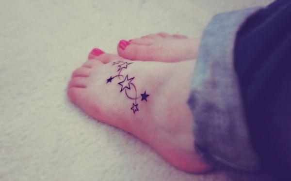 美女脚背上简单的星星纹身图案