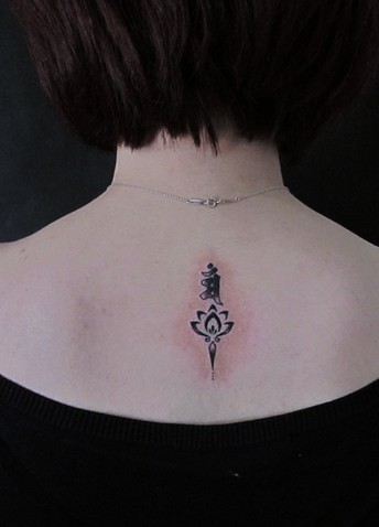 背部唯美小巧的莲花图腾梵文纹身图案