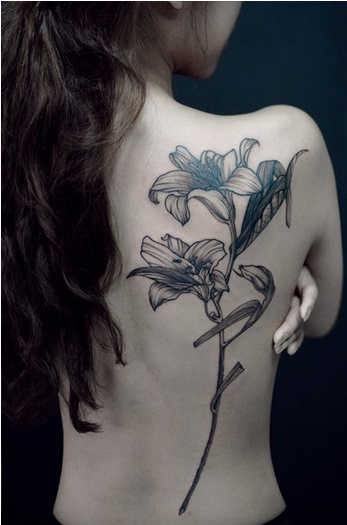 女生背部艺术玫瑰图案纹身