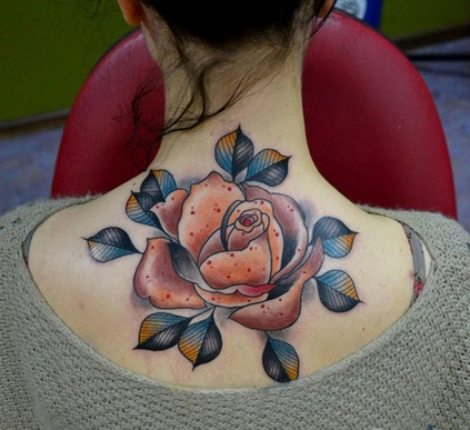 颈后优美艺术玫瑰纹身