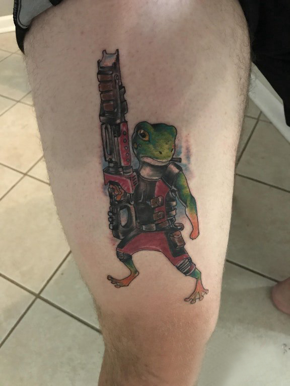 百乐动物纹身 男生大腿上彩色的青蛙纹身图片