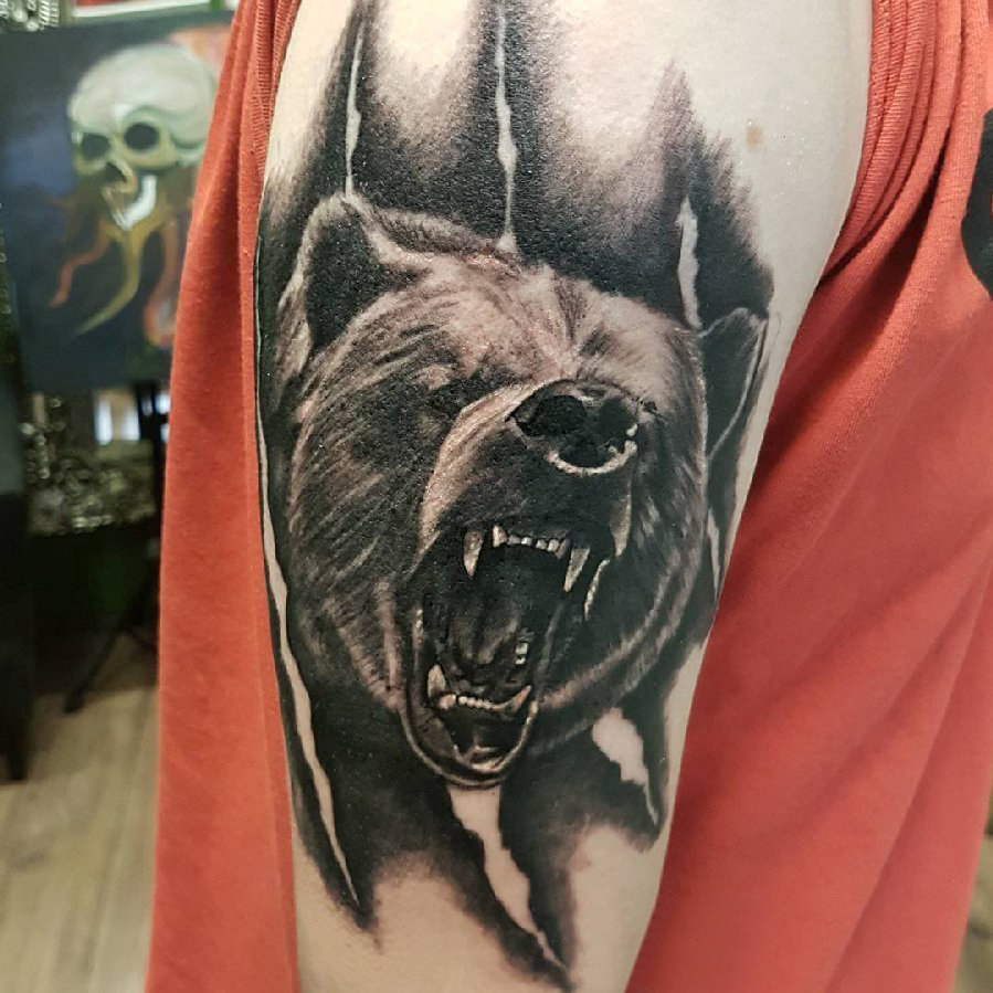 百乐动物纹身 男生手臂上黑色的熊纹身图片